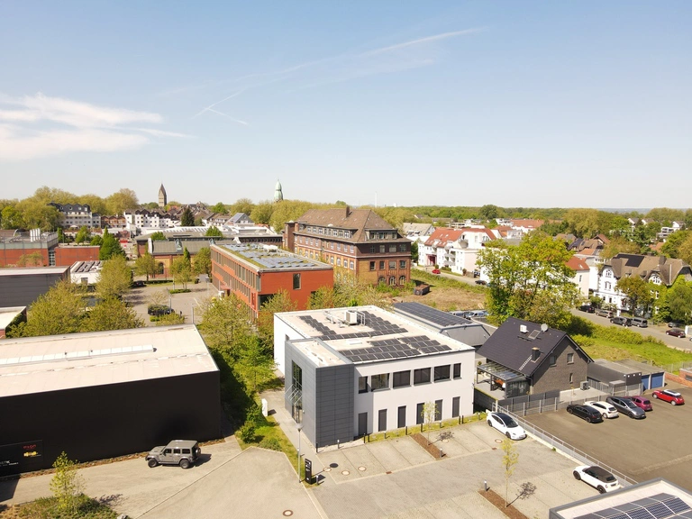Altes Verwaltungsgebäude der Zeche Lothringen mit einer Drohne von den drei großen Herren aus fotografiert