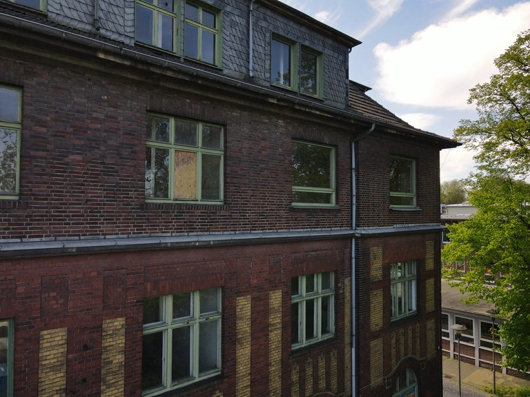 Altes Verwaltungsgebäude der Zeche Lothringen mit einer Drohne fotografiert