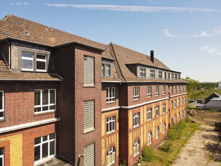 Altes Verwaltungsgebäude der Zeche Lothringen mit einer Drohne von hinten fotografiert