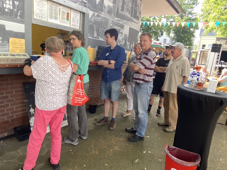 Gerther Sommer 29.6.2024 Warteschlange, Kaffee anne Bude