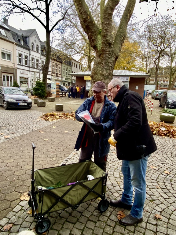 Weihnachtsbäume aufstellen in der Gerther Fußgängerzone