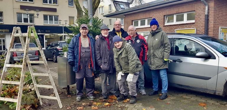 Weihnachtsbäume aufstellen in der Gerther Fußgängerzone
