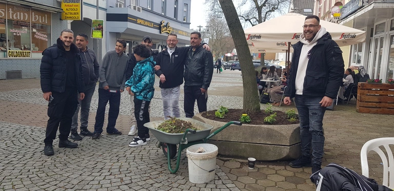 Neue Bepflanzung der Blumenkübel mit Frau Hasenkamp 21.04.2023