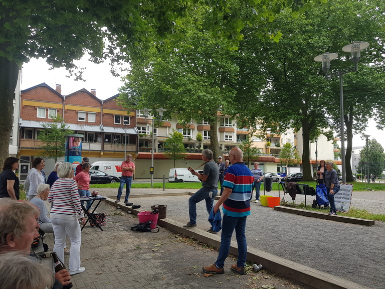 Einweihung der Boule Bahn im Gerther Marktgarten an der Turnstraße, Ecke Bethanienstraße und Brandenbuschstraße
