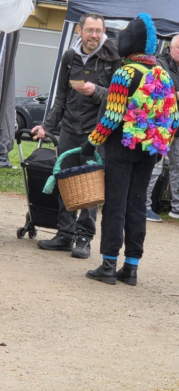 Flohmarkt 28.03.2026 unser Info Vogel bei einer Kontaktaufnahme