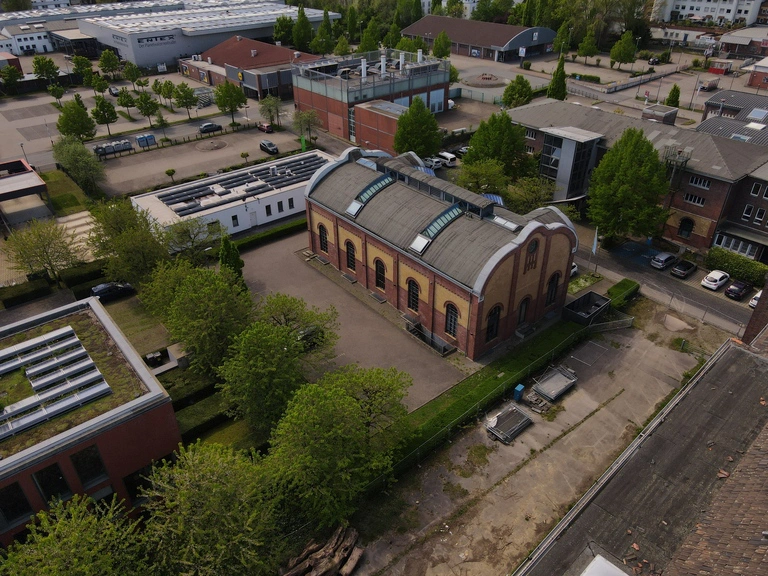 Altes Zechengebäude gegenüber vom Zauberkasten mit einer Drohne vom alten Verwaltungsgebäude der Zeche aus fotografiert
