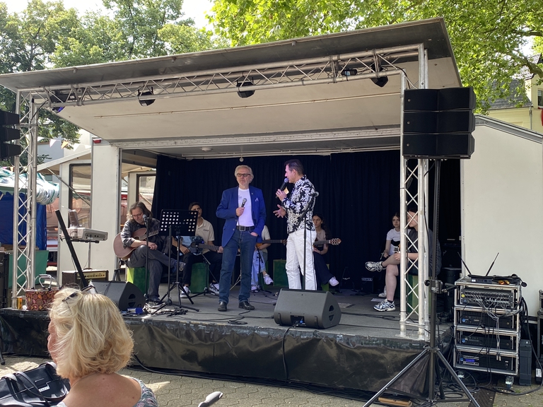 Gerther Sommer 29.6.2024 Henry Donner Bezirksbürgermeister auf der Bühne