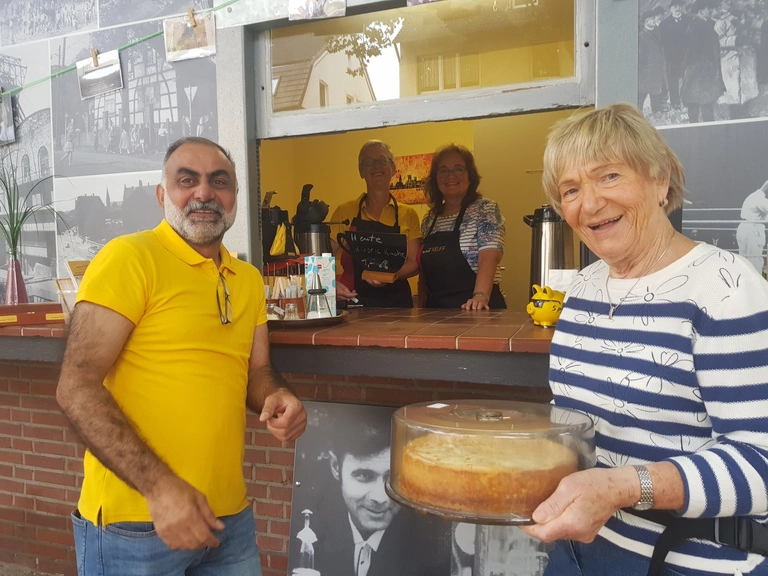 Kaffee anne Bude Team, ein Kuchen wird gespendet 10.07.2021