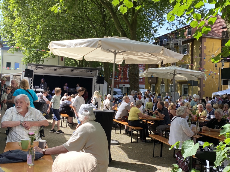 Gerther Sommer 29.6.2024 Besucher vor der Bühne