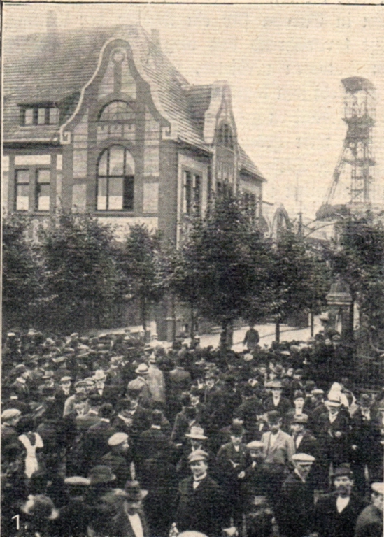 Trauergäste vor dem Verwaltungsgebäude am Zechentor