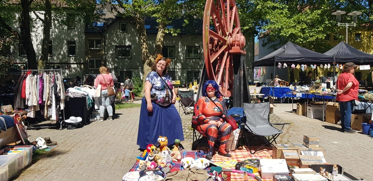 Flohmarkt am 10.05.2025, verkleidete Menschen